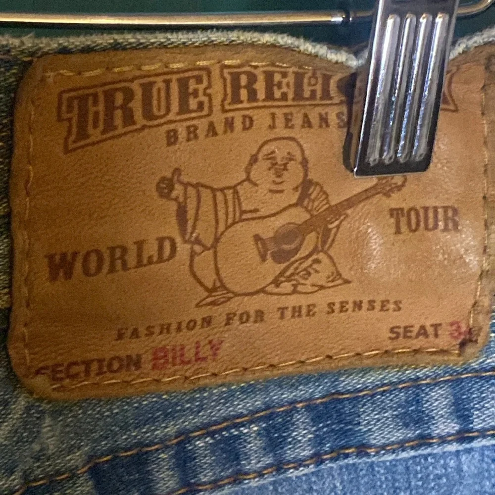 True Religion Billy button flap rear pockets distressed 31x30 holes wear USA